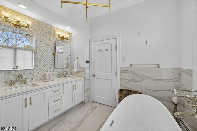 1096 Briar Way, Fort Lee Boro, NJ 07024