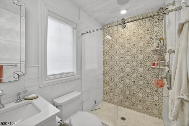 1096 Briar Way, Fort Lee Boro, NJ 07024