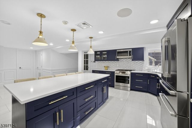 1096 Briar Way, Fort Lee Boro, NJ 07024