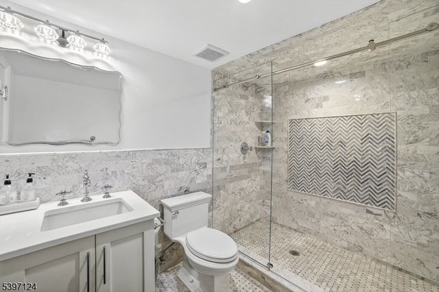 1096 Briar Way, Fort Lee Boro, NJ 07024