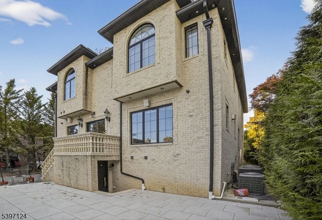 1096 Briar Way, Fort Lee Boro, NJ 07024