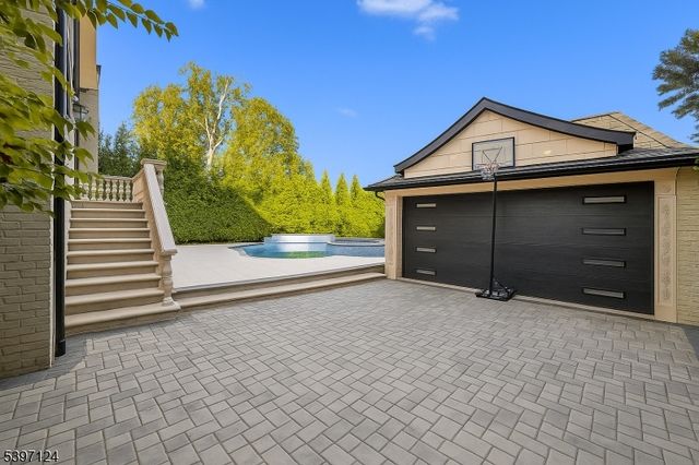 1096 Briar Way, Fort Lee Boro, NJ 07024