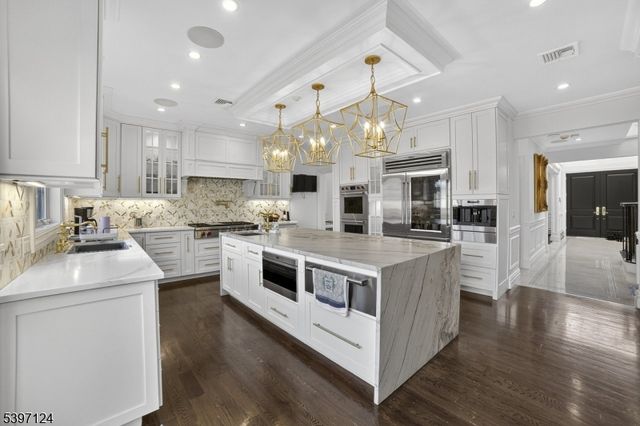 1096 Briar Way, Fort Lee Boro, NJ 07024