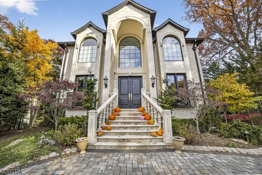 1096 Briar Way, Fort Lee Boro, NJ 07024