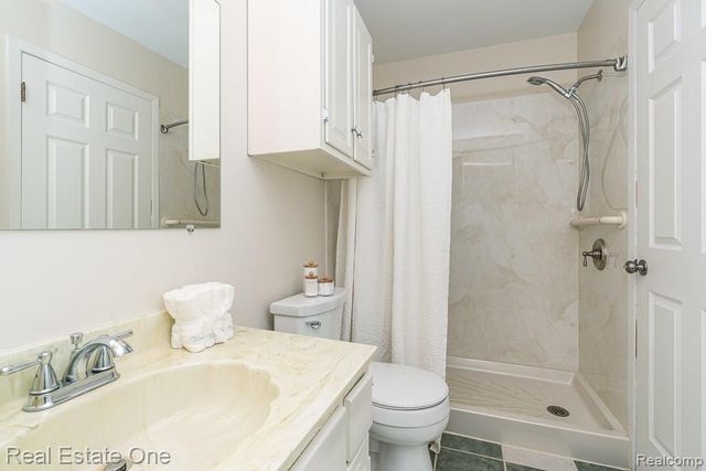 1242 Kings Cove Court, Rochester Hills, MI 48306