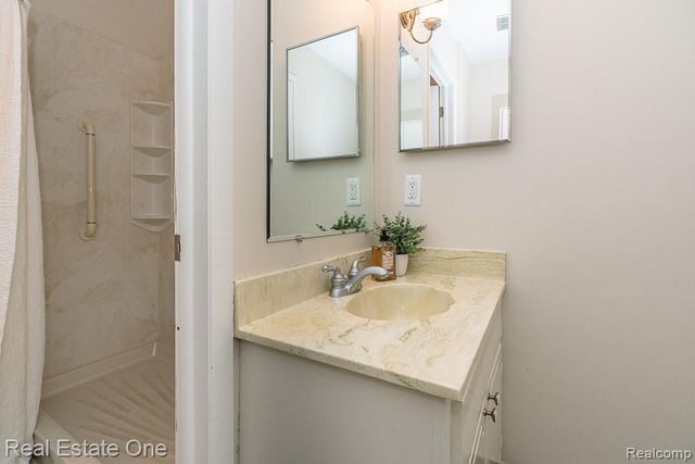1242 Kings Cove Court, Rochester Hills, MI 48306