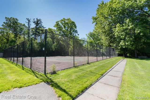 1242 Kings Cove Court, Rochester Hills, MI 48306