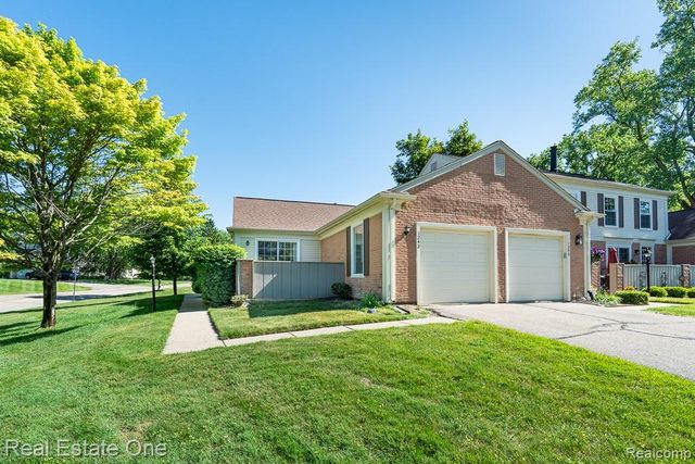1242 Kings Cove Court, Rochester Hills, MI 48306
