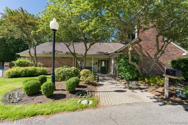 1242 Kings Cove Court, Rochester Hills, MI 48306