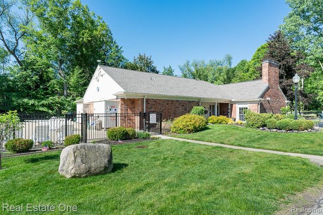 1242 Kings Cove Court, Rochester Hills, MI 48306