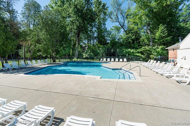 1242 Kings Cove Court, Rochester Hills, MI 48306