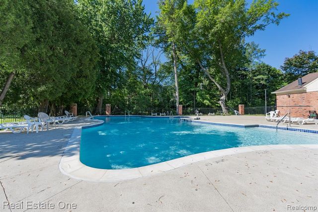 1242 Kings Cove Court, Rochester Hills, MI 48306