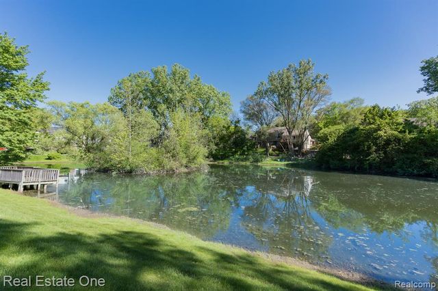 1242 Kings Cove Court, Rochester Hills, MI 48306