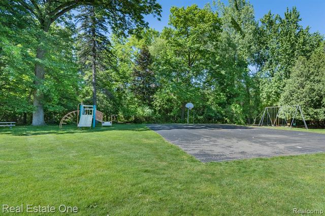 1242 Kings Cove Court, Rochester Hills, MI 48306
