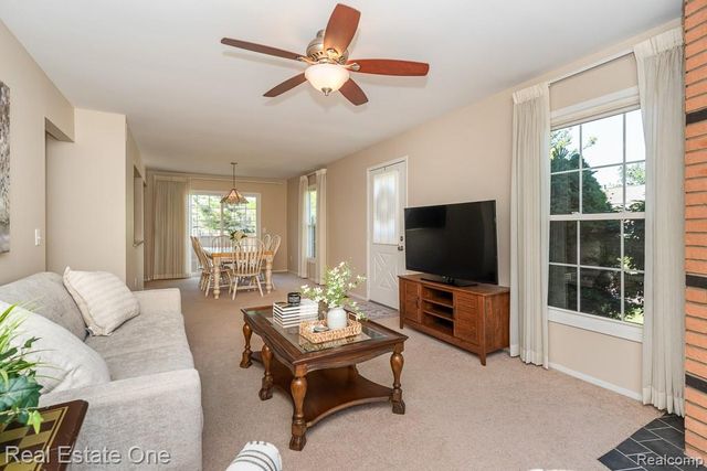 1242 Kings Cove Court, Rochester Hills, MI 48306