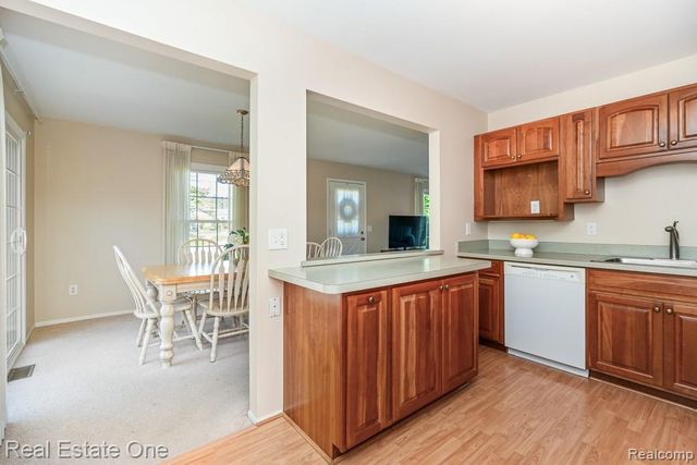 1242 Kings Cove Court, Rochester Hills, MI 48306