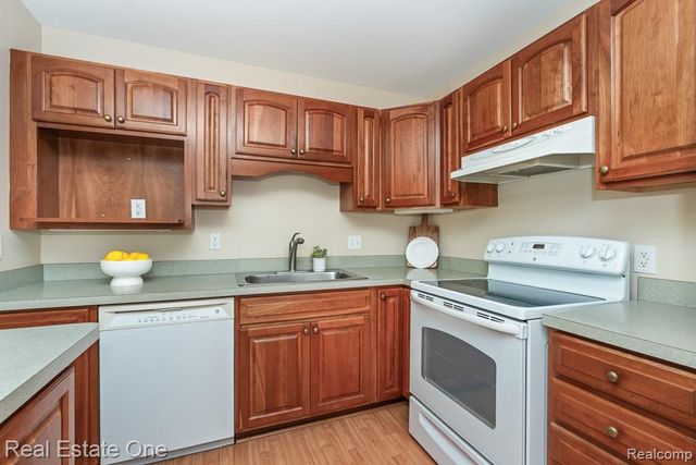 1242 Kings Cove Court, Rochester Hills, MI 48306