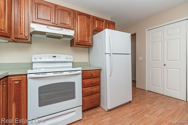 1242 Kings Cove Court, Rochester Hills, MI 48306