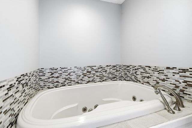 29 Karen Ln, Weymouth, MA 02188