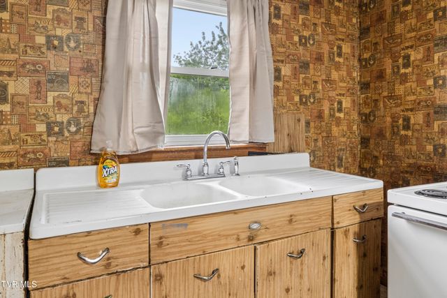 1313 Oasis Road, Bulls Gap, TN 37711