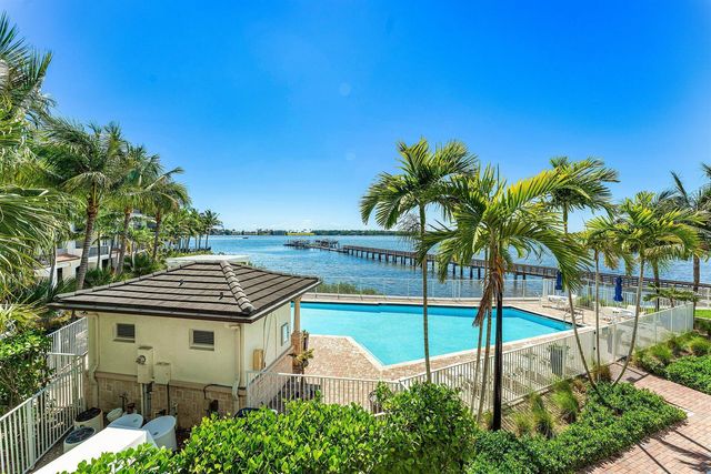 10 Windward Lane, Boynton Beach, FL 33435
