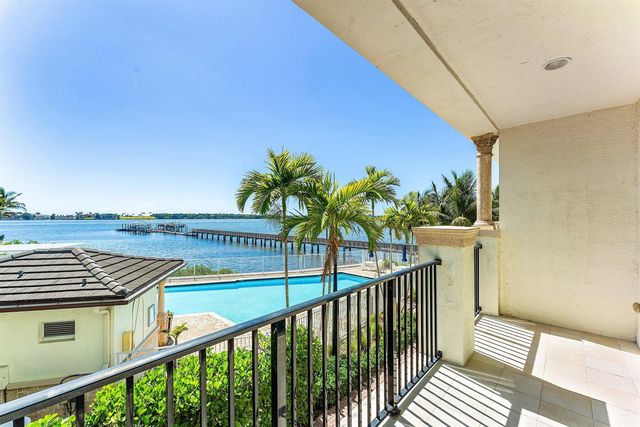 10 Windward Lane, Boynton Beach, FL 33435