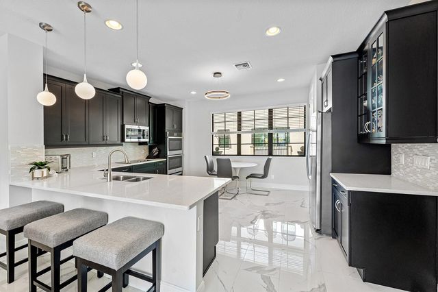 10 Windward Lane, Boynton Beach, FL 33435
