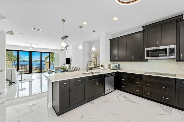 10 Windward Lane, Boynton Beach, FL 33435