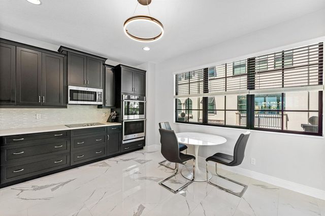 10 Windward Lane, Boynton Beach, FL 33435