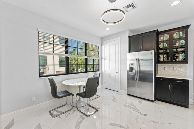 10 Windward Lane, Boynton Beach, FL 33435