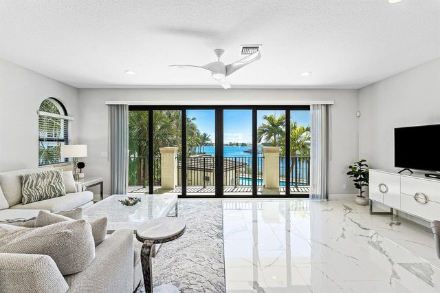 10 Windward Lane, Boynton Beach, FL 33435