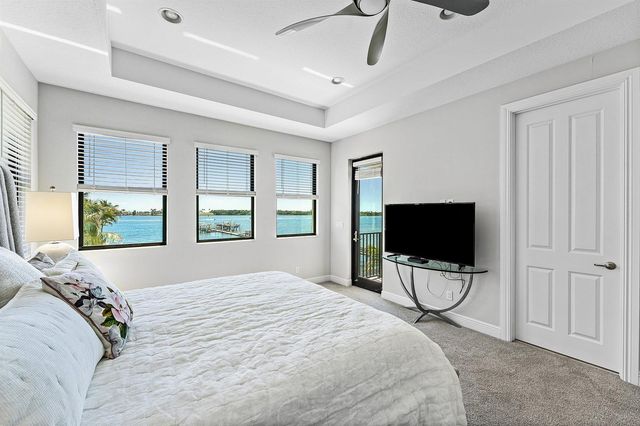 10 Windward Lane, Boynton Beach, FL 33435