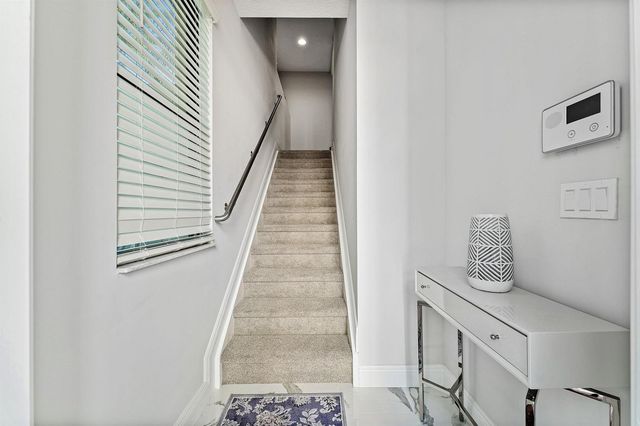 10 Windward Lane, Boynton Beach, FL 33435
