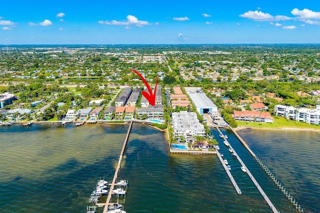 10 Windward Lane, Boynton Beach, FL 33435