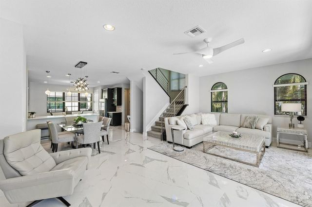 10 Windward Lane, Boynton Beach, FL 33435