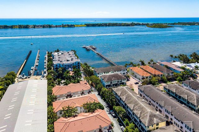 10 Windward Lane, Boynton Beach, FL 33435