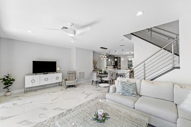 10 Windward Lane, Boynton Beach, FL 33435