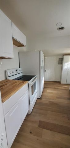 910 N Gulley Road, Dearborn, MI 48128