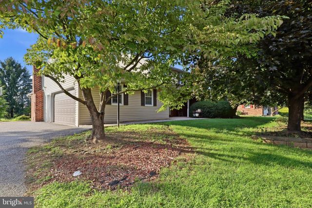 90 STEFFIE DR, Mount Wolf, PA 17347