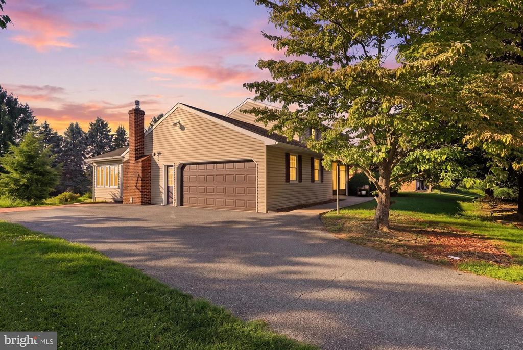 90 STEFFIE DR, Mount Wolf, PA 17347