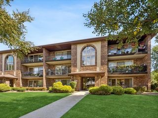 7555 Sheridan Drive 1F, Willowbrook, IL 60527