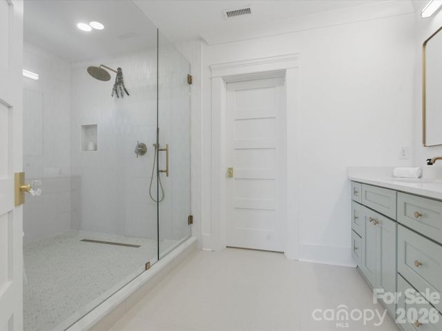 433 W Peterson Drive, Charlotte, NC 28217