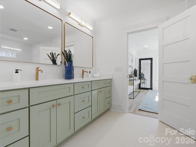 433 W Peterson Drive, Charlotte, NC 28217