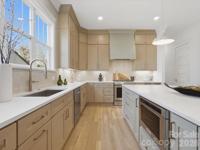 433 W Peterson Drive, Charlotte, NC 28217