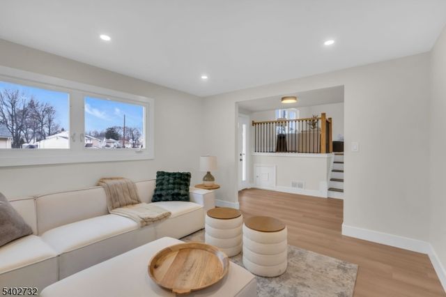 183 Winifred Dr, Totowa Boro, NJ 07512