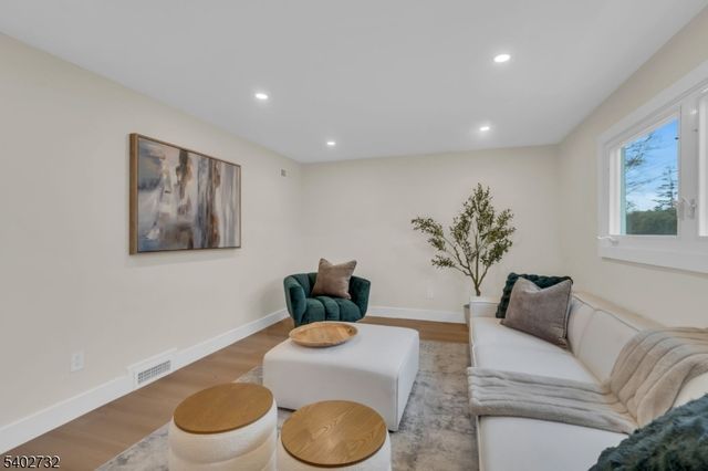 183 Winifred Dr, Totowa Boro, NJ 07512