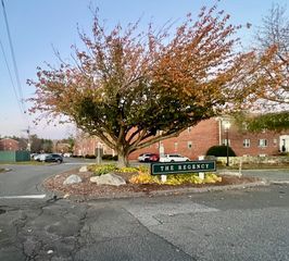 192 Regency Park Dr 192, Agawam, MA 01001