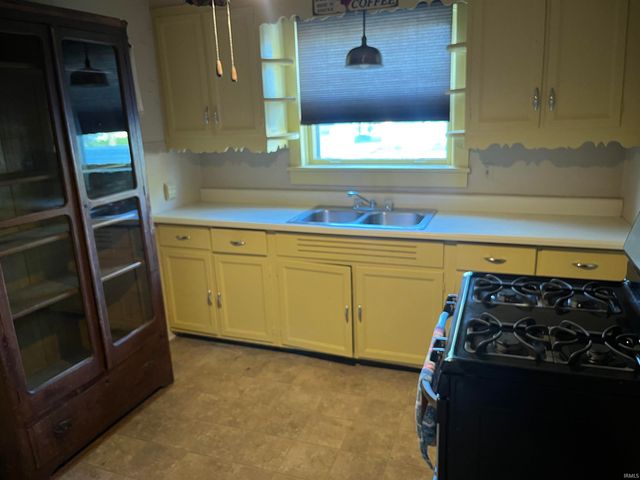 202 N Van Buren Avenue, Fowler, IN 47944