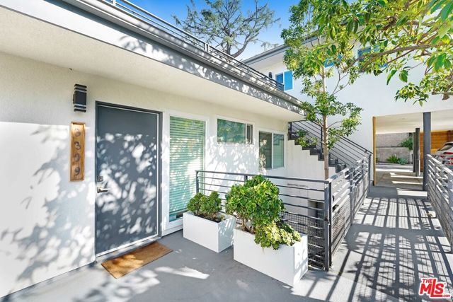 3305 Primera Avenue, Los Angeles, CA 90068