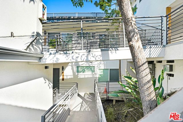 3305 Primera Avenue, Los Angeles, CA 90068